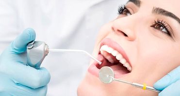 Clínica Dental La Bega persona en consulta dental