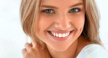 Clínica Dental La Bega mujer sonriendo