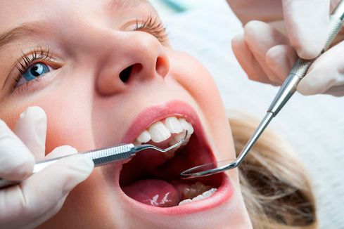 Clínica Dental La Bega joven en consulta